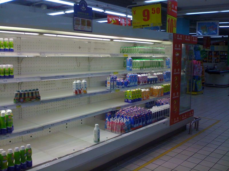 文件:2008 Chinese milk scandal - empty milk shelves.jpg