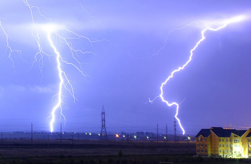 文件:Lightning over Oradea Romania zoom.jpg