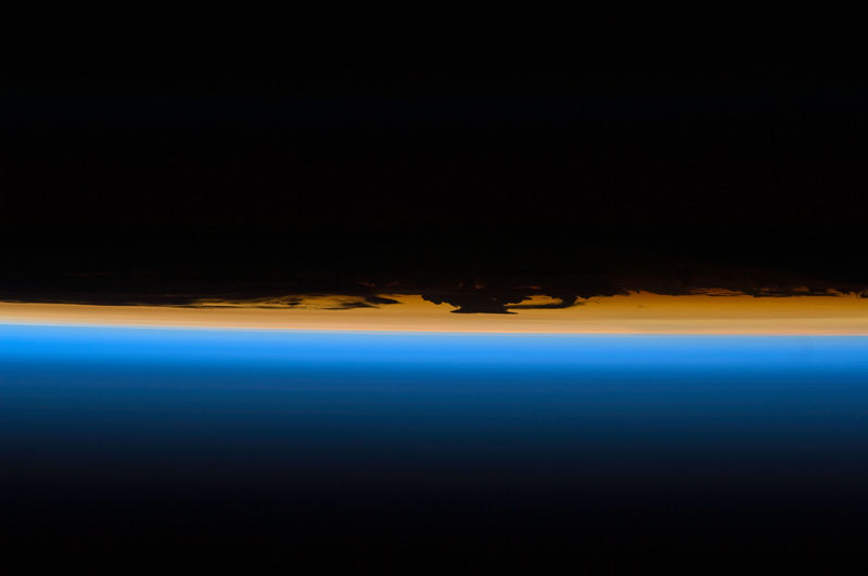 文件:Layers of Earth's atmosphere, brightly colored as the sun sets.jpg