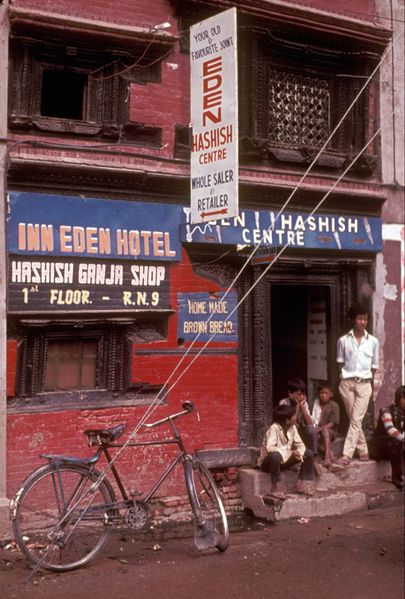 文件:Hashish-shop-Kathmandu-1973.jpg