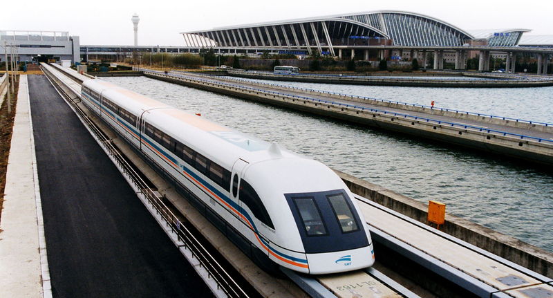 文件:A maglev train coming out, Pudong International Airport, Shanghai.jpg