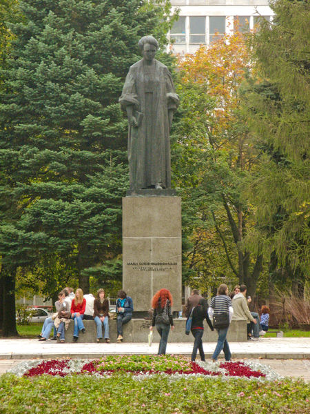 文件:Lublin UMCS Pomnik Marii Curie-Skłodowskiej.jpg