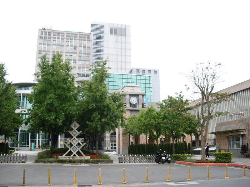 File:台北医学大学校门口.JPG