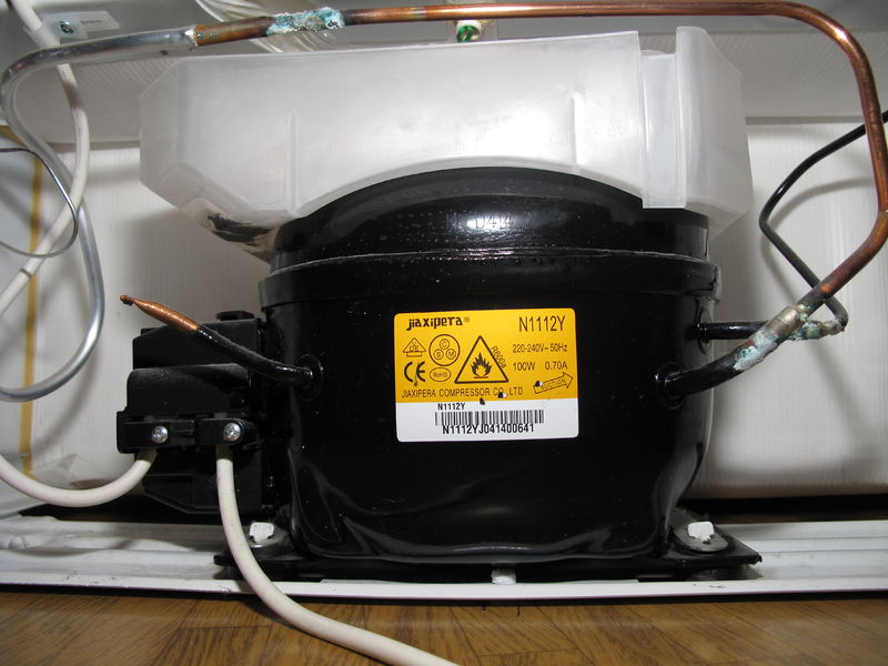 File:Lednička Zanussi ZRA 319 SW, kompresor s odpařovací miskou (002).JPG